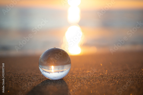 夕暮れの砂浜と水晶玉 © 歌うカメラマン