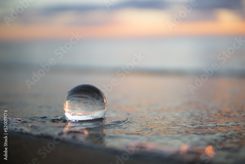 夕暮れの砂浜と水晶玉