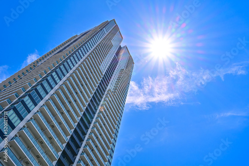 青空背景のタワーマンションのイメージ写真