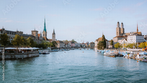 Aussicht auf die Kirchen von Z  rich. Fotografiert von der Quaibr  cke mit Sicht auf die Limmat und Richtung Niederdorf.