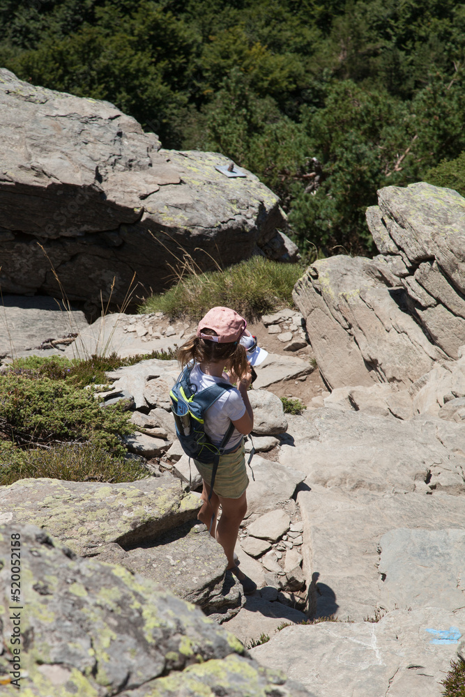 Jeune fille se reposant de son escalade dans les rochers du Mont Gerbier de Joncs en Ardèche Jeune fille se reposant de son escalade dans les rochers du Mont Gerbier de Joncs en Ardèche