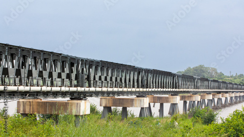 Pont en acier permettant la travers  e du Lac Togo pour le transport du phosphate en afrique de l ouest