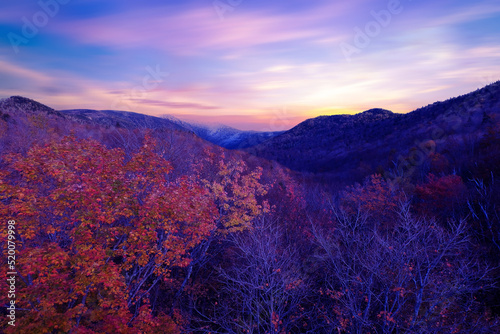 Fototapeta Naklejka Na Ścianę i Meble -  Autumn colors view of Echo Lake Reflection with mountain in Franconia Notch State Park, United States
