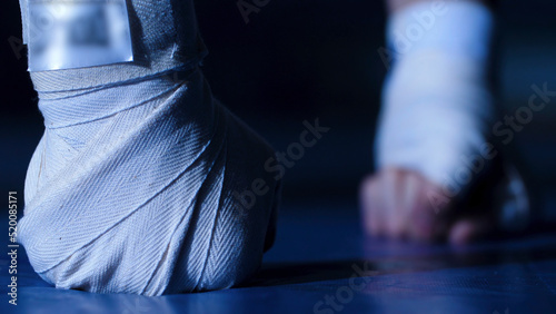 Fotografi Sportsman doing push ups on his fists