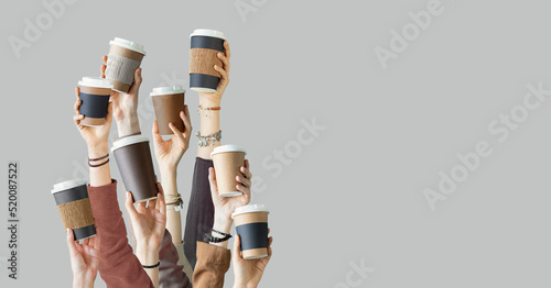 Wiele różnych ramion uniosło się, trzymając kubek kawy