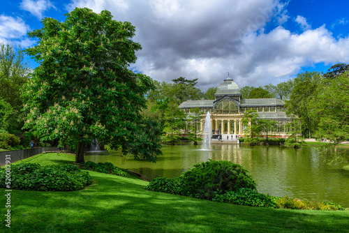 Obraz na płótnie Crystal Palace (Palacio de cristal) in Retiro Park in Madrid, Spain w salonie