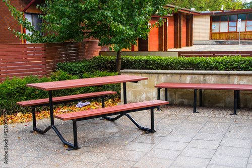 Banco de jardim com mesa em uma pequena cidade da AUstralia perto de Adelaide