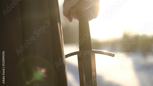 Fotografia Man in medieval suit holding sword