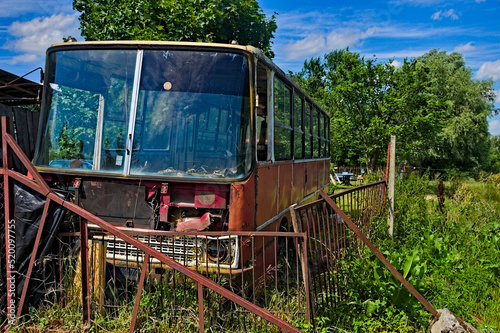 Stary zdezelowany wrak autobusu produkcji węgierskiej .