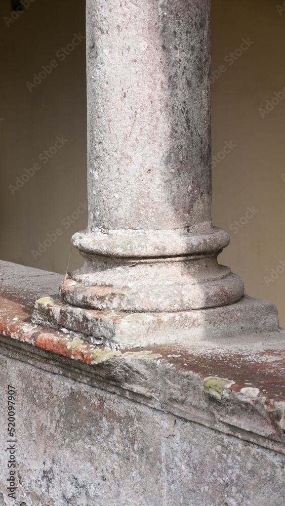 Columna de piedra y base en edificio antiguo y monumental Columna de piedra y base en edificio antiguo y monumental