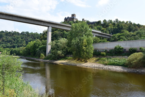 Brücke mit Burg Lahneck darüber photo