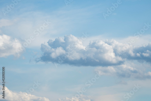 Fototapeta Naklejka Na Ścianę i Meble -  białe chmury na tle niebieskiego nieba