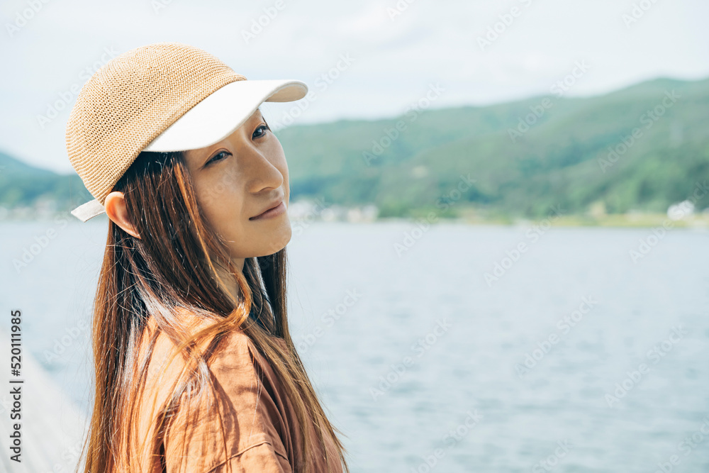 湖の桟橋に立つ女性キャンパーの横顔(キャンプ場・アウトドア)
湖の桟橋に立つ女性キャンパーの横顔(キャンプ場・アウトドア)