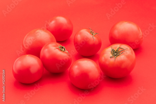 複数のトマト　赤バック © Basico