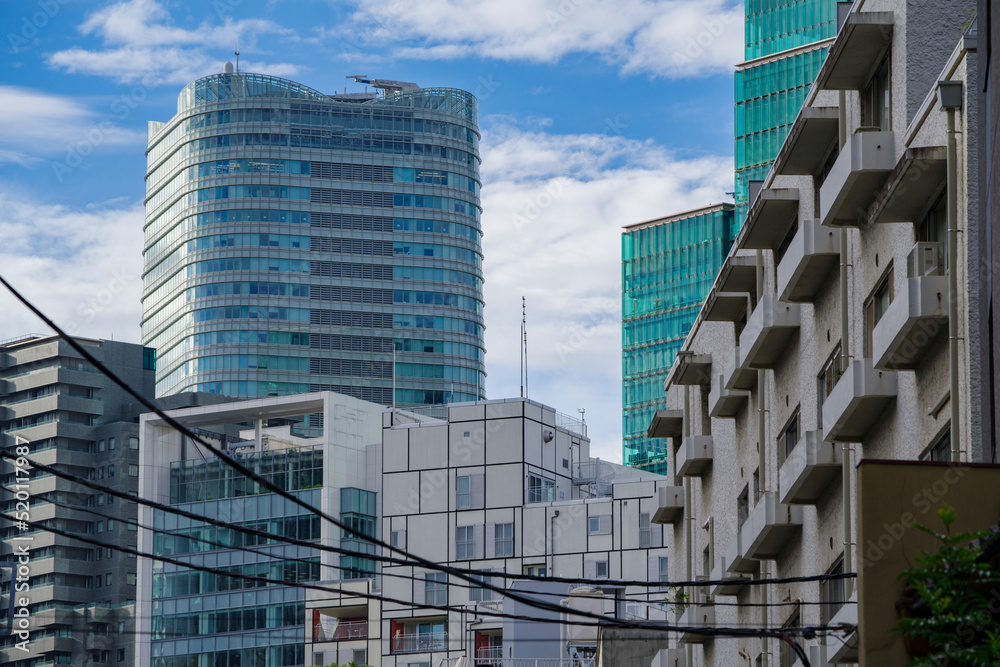 東京の赤坂6丁目の青空とビルたち