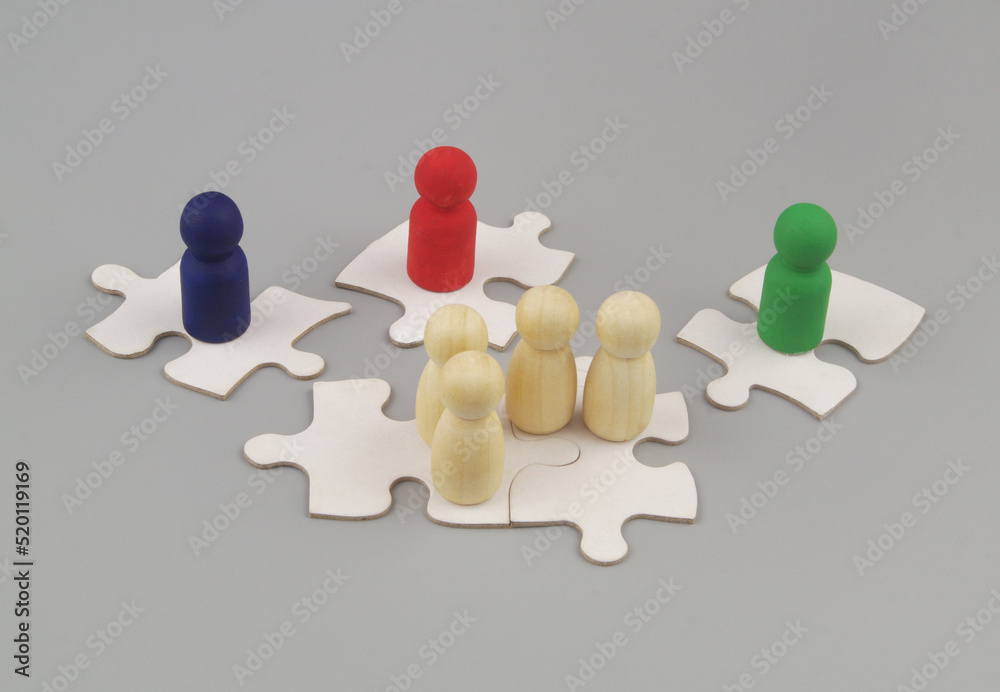 Obraz premium Cooperation and hire workers concept. Many people figures on white puzzles on gray background.