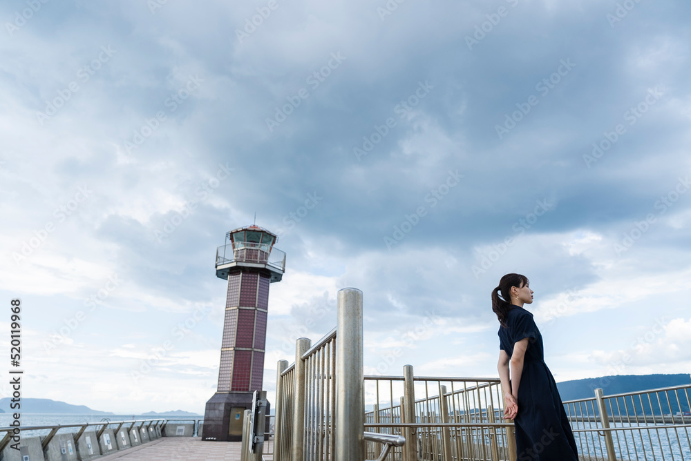 Obraz premium 海岸にいる女性