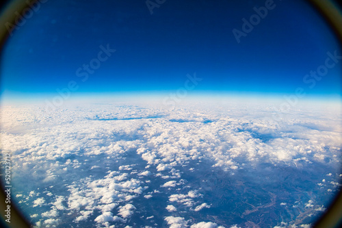 飛行機の窓から眺める大空