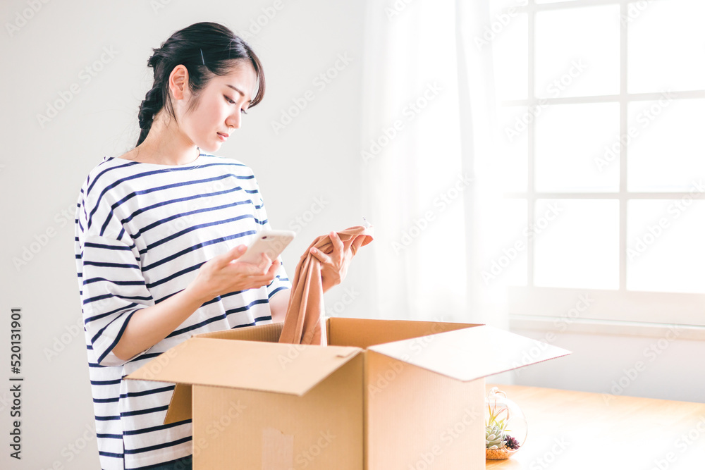 不良品が届いて納得がいかない女性(返品・交換)
不良品が届いて納得がいかない女性(返品・交換)