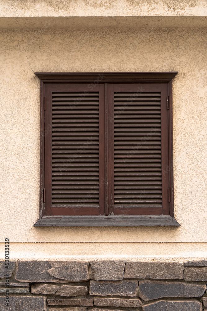 閉じられた古い木製の窓	