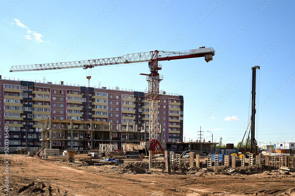 construction of an administrative building in a monolithic way using a tower crane