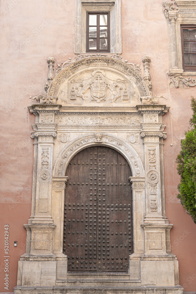 Puerta cerrada y ornamentada del arzobispado de Granada, España