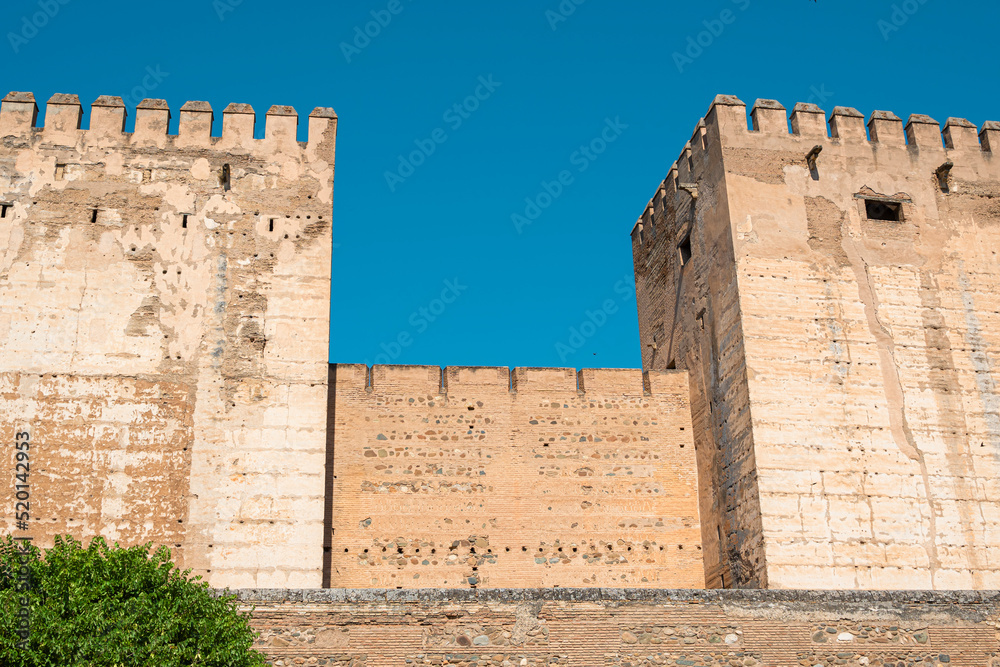 Torres almenadas de la alcazaba en la Alhambra de Granada, España