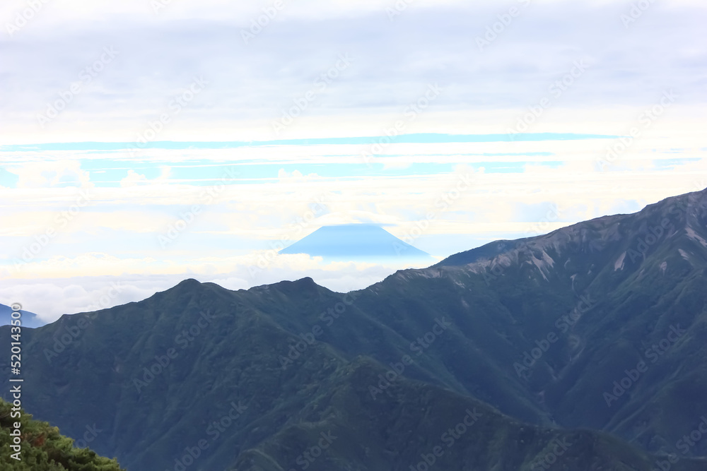 南アルプスの山、仙丈ケ岳からの風景。富士山を望む。 南アルプスの山、仙丈ケ岳からの風景。富士山を望む。