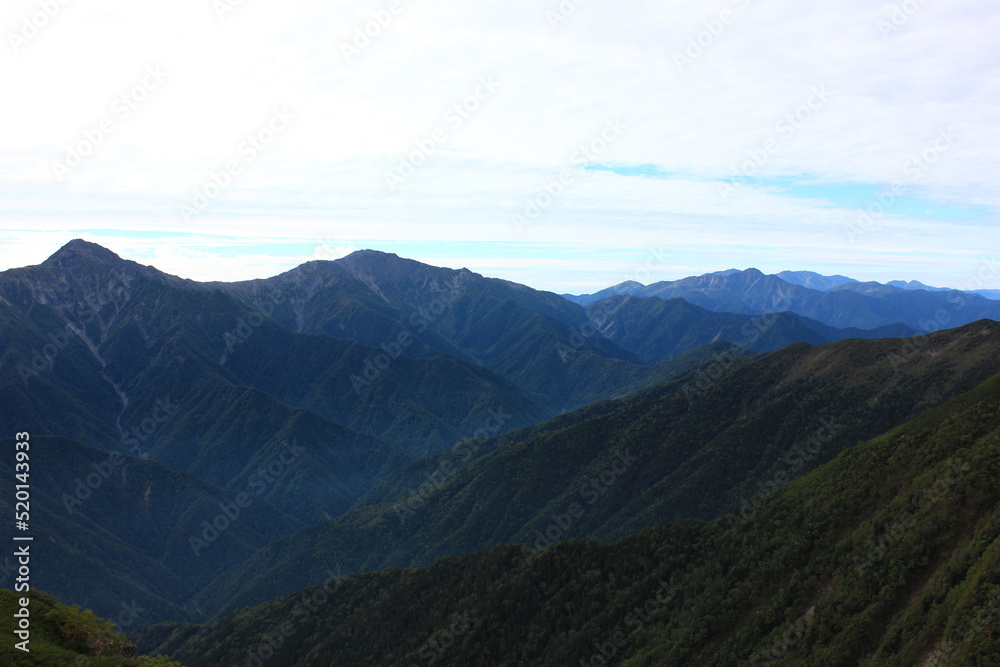 Fototapeta premium 南アルプスの山、仙丈ケ岳からの風景