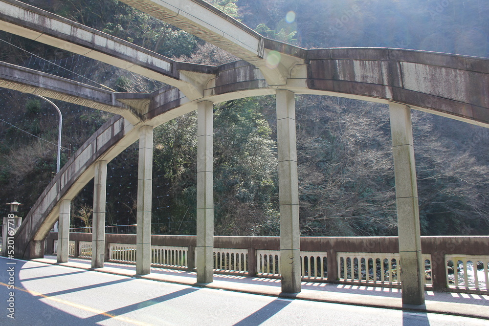 Obraz premium 神奈川県箱根町を通る国道1号(箱根国道)に架かっている「千歳橋」