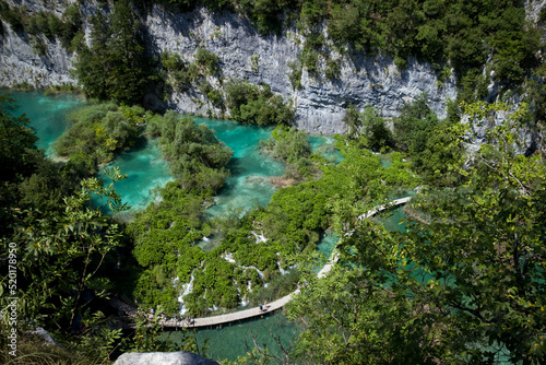 Paisaje de parque natural con cascadas y lagos de agua cristalina azul turquesa y arboles verdes viajando de turismo por croacia europa