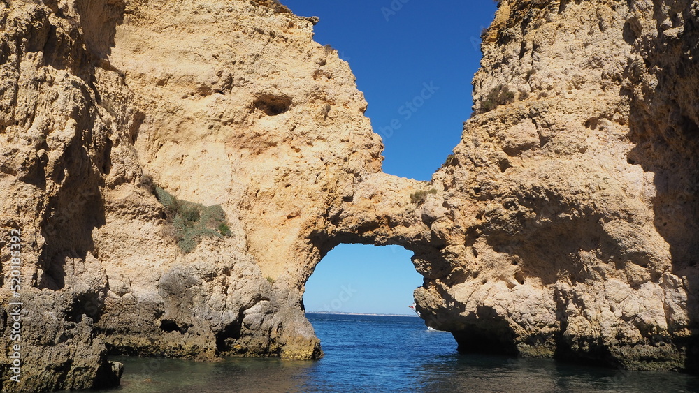 Rocas con forma de elefante en la costa de Portugal, visitables en embarcaciones a motor o remo.