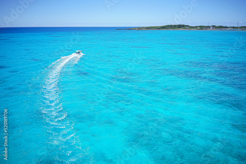 沖縄県の離島宮古島の観光スポット 池間大橋からの青い海を見下ろす絶景