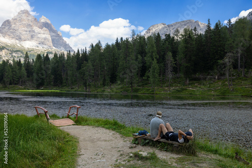 Senderistas descansando junto al lago Misurina (Dolomitas, Italia). photo