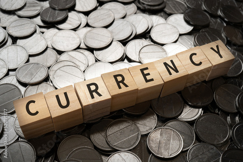 通貨のイメージ｜「CURRENCY」と書かれたブロックとコイン 