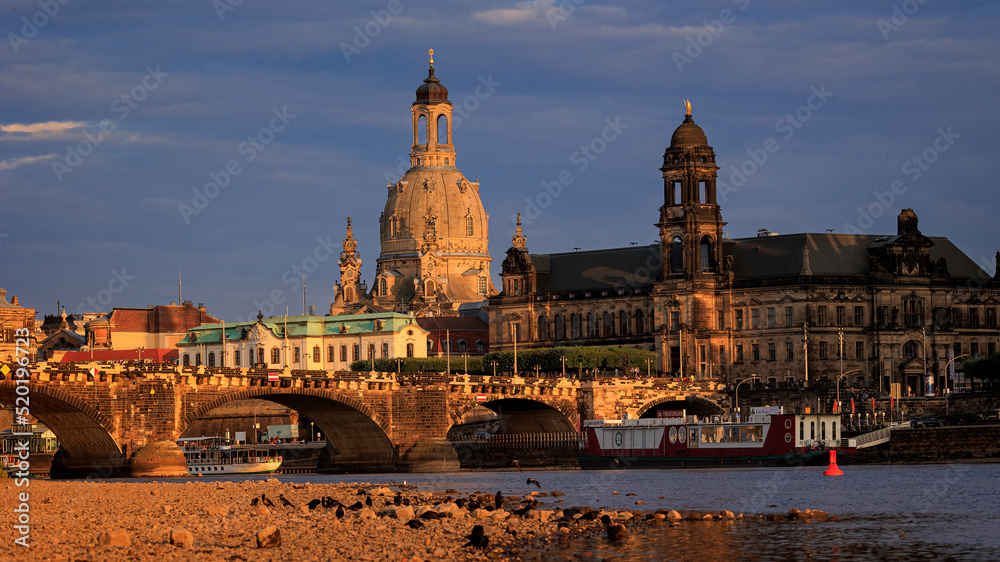 Obraz premium Dresden, Blick vom Koenigsufer auf Frauenkirche, Oberlandesgericht, Schloß, Blick vom Koenigsufer, Augustbruecke, Sachsen, Deutschland 
