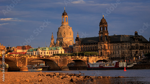 Dresden, Blick vom Koenigsufer auf Frauenkirche, Oberlandesgericht, Schloß, Blick vom Koenigsufer, Augustbruecke, Sachsen, Deutschland  photo