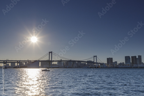 豊洲ふ頭から見た日没の東京湾とレインボーブリッジ