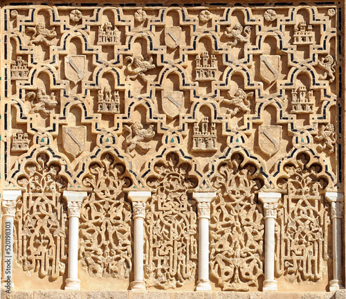Relieves de la fachada del Palacio Mudéjar o Palacio del Rey Don Pedro en el Alcázar de Sevilla Andalucía España. 