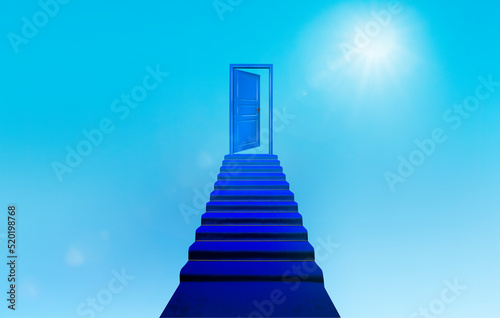 Blaue Treppenstufen und blaue Tür zum Himmel