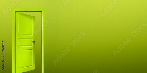 Grüne Tür mit grünem Hintergrund