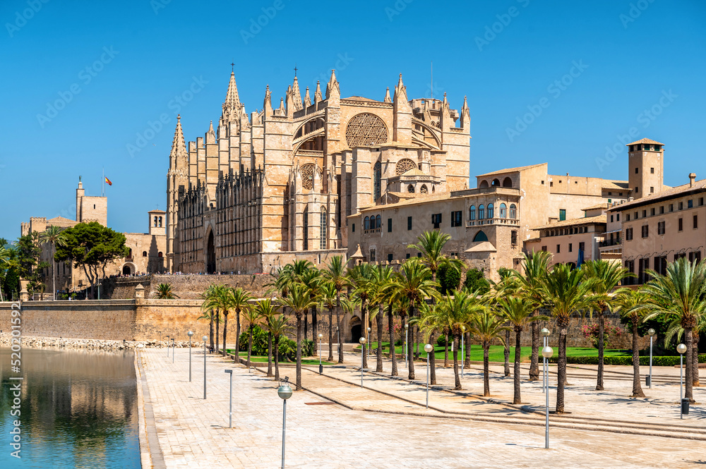Kathedrale von Palma in Mallorca mit davorliegendem Parc de la Mar