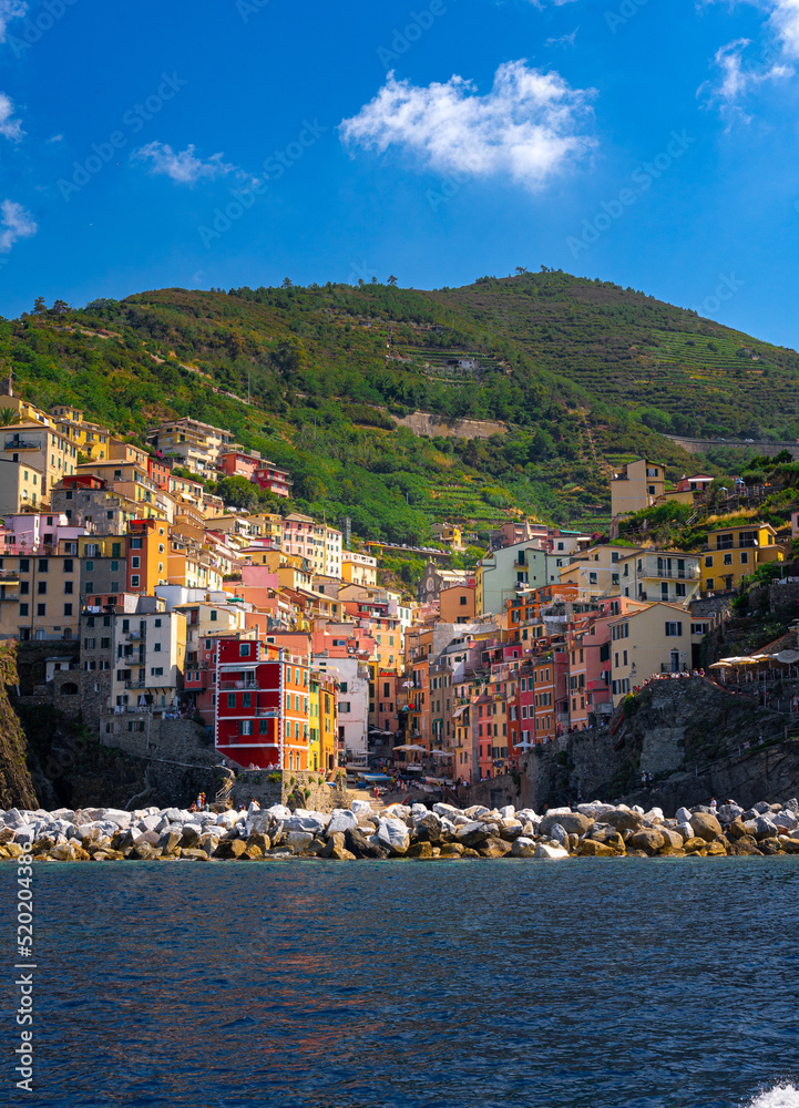 Das Fischerdorf Riomaggiore im Cinque Terre von einem Boot aus