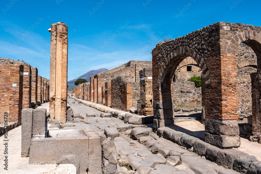 Φωτογραφία POMPEII, ITALY - MAY 04, 2022 - A crosswalk of a typical Roman road in the ancie