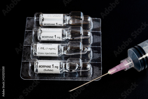 Tableau sur toile Liquid morphine sulphate in a glass vial with a syringe, ideal for medical conce