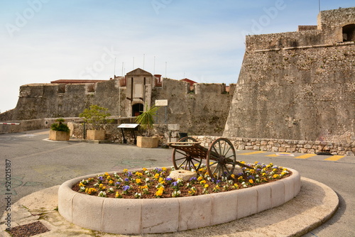 France, côte d'azur, Villefranche sur Mer, l'enceinte de la citadelle Saint Elme est classée monument historique, cet ouvrage architectural militaire constitue un ensemble défensif pour le port.  photo