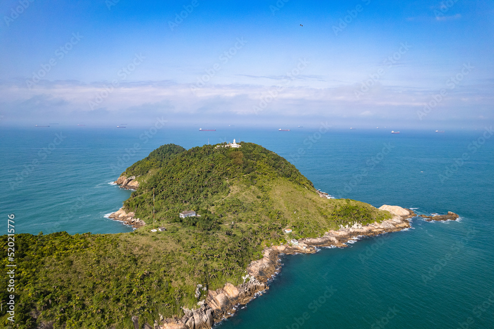 Fototapeta premium Imagem aérea da Ilha da Moela, localizada na cidade do Guarujá. Navios a caminho do porto de Santos ao fundo. 