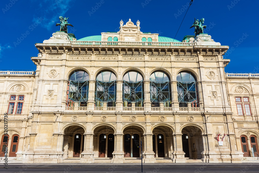 Fototapeta premium Facade of Vienna Opera House, Austria