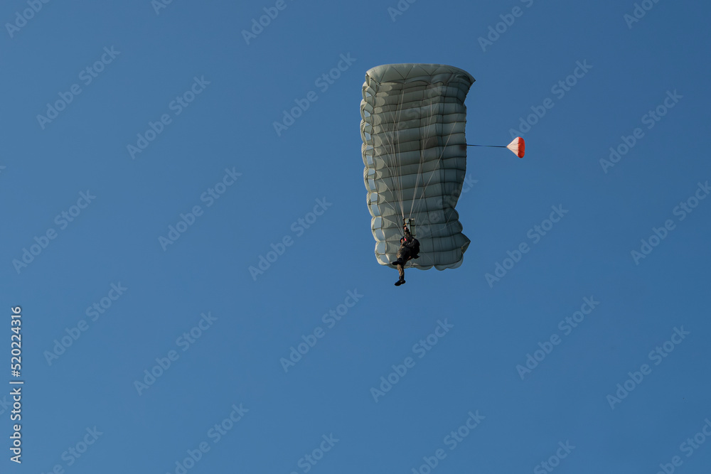 Skoki spadochronowe na błękitnym niebie - obrazy, fototapety, plakaty 