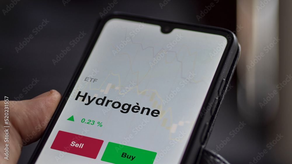 Un investisseur analyse un fonds etf hydrogène sur un graphique. Un téléphone affiche le cours de l'ETF Hydrogène Un investisseur analyse un fonds etf hydrogène sur un graphique. Un téléphone affiche le cours de l'ETF Hydrogène